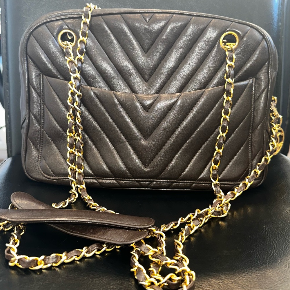 🔹 Vintage Chanel Chevron Large Camera Bag with COA 🔹 - Picture 4 of 16